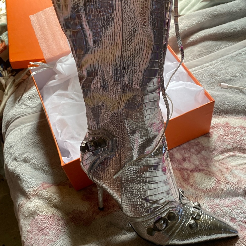 These shoes are from Amazon never warn they look like the original balenciaga